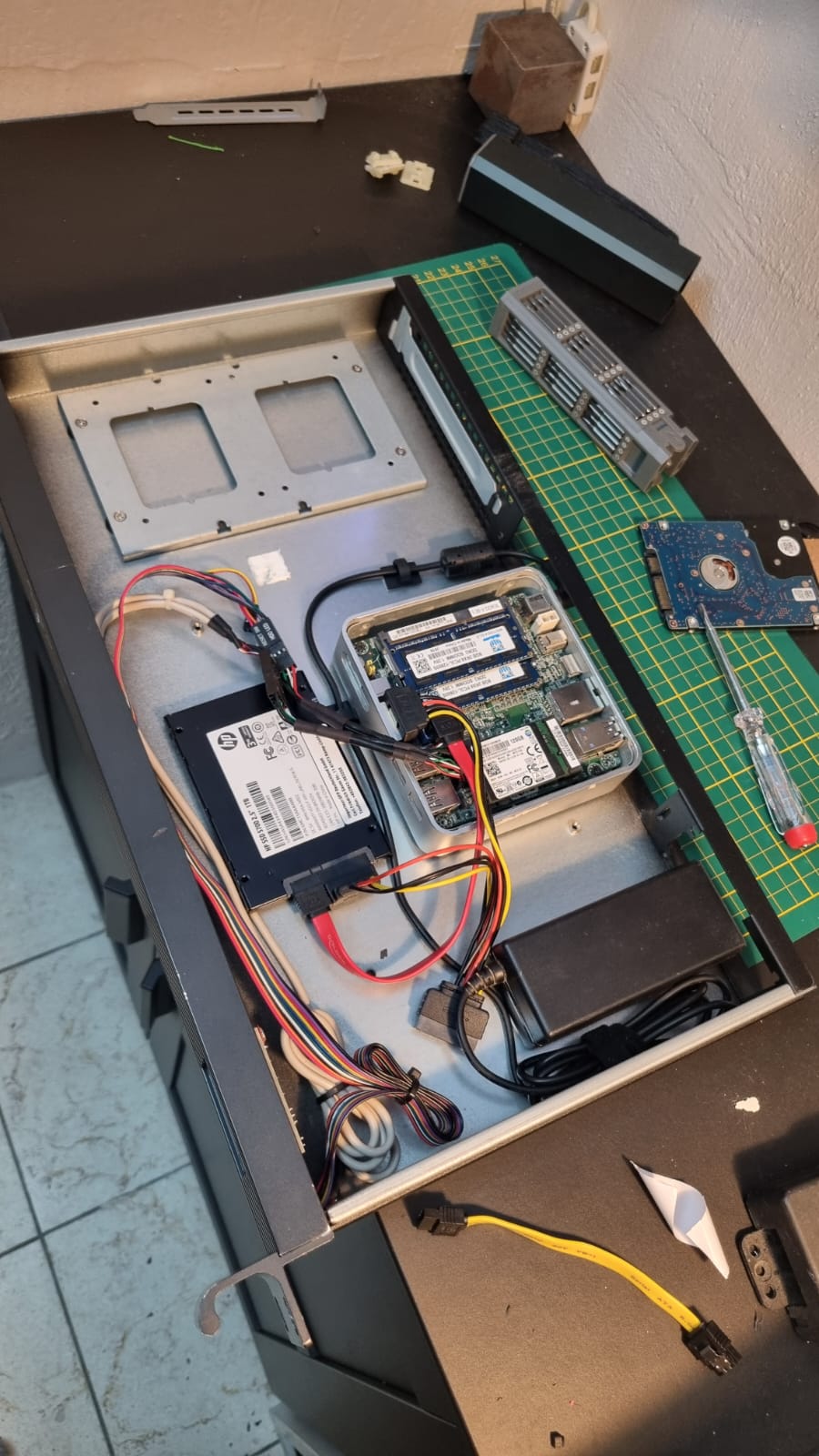 Der fertige NUC Server im Gehäuse